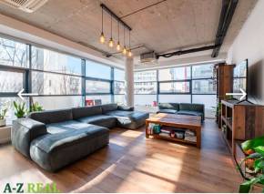  Spacious Modern 4-Room Apartment in Prime Old Town Location